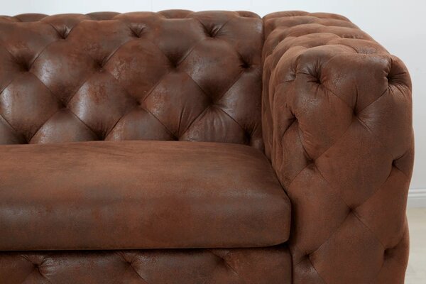 Estila Luxusná chesterfield hnedá kožená prešívaná trojmiestna sedačka Modern Barock s čiernymi kovovými nožičkami 235 cm