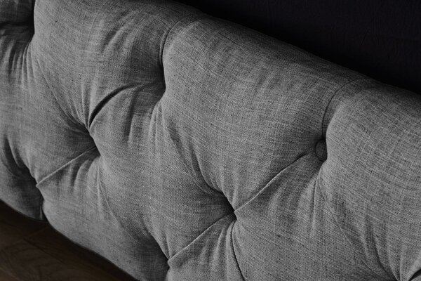 Estila Štýlová chesterfield prešívaná čalúnená manželská posteľ Kreon so sivým ľanovým poťahom 220 cm