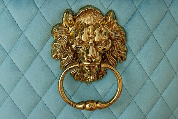 Estila Baroková jedálenská stolička Modern/Gold Barrock s čalúnením zo svetlo modrého zamatu s diamantovým prešívaním a klopadlom 94 cm