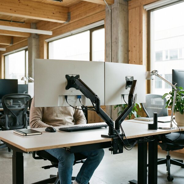Stolový držiak na 2 ultrawide monitory s plynovou pružinou, až 49", až 15 kg