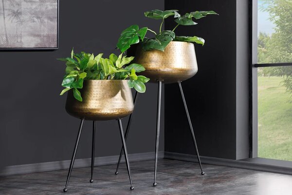 Estila Art deco sada dvoch okrúhlych bronzových kovových kvetináčov Orbit na vysokých čiernych nožičkách s guľovitým zakončením 63 cm