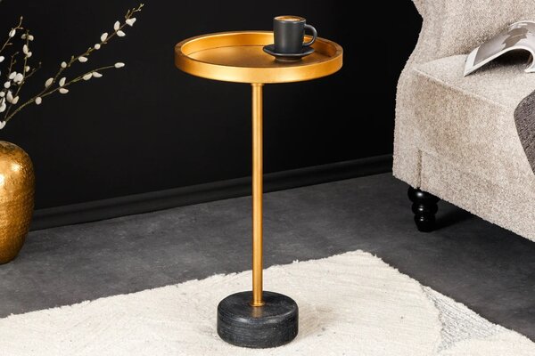Estila Art deco okrúhly príručný stolík Stone so zlatou kovovou doskou s vyvýšeným okrajom a čiernou mramorovou podstavou 56 cm