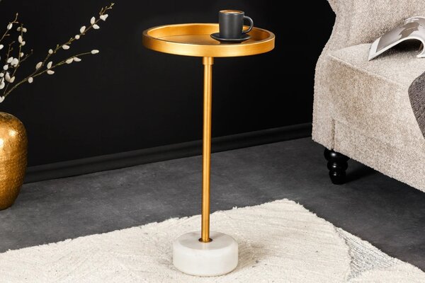 Estila Art deco okrúhly príručný stolík Stone so zlatou kovovou doskou s vyvýšeným okrajom a bielou mramorovou podstavou 56 cm