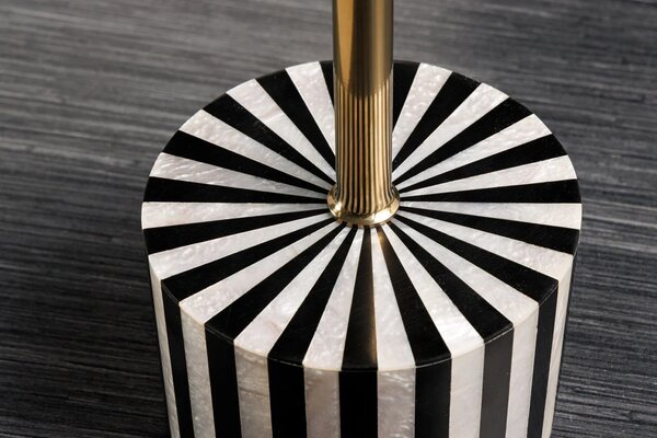 Estila Art deco okrúhly príručný stolík Hypnotique s čiernobielym vykladaním s intarziou a zlatou kovovou tyčou 55 cm