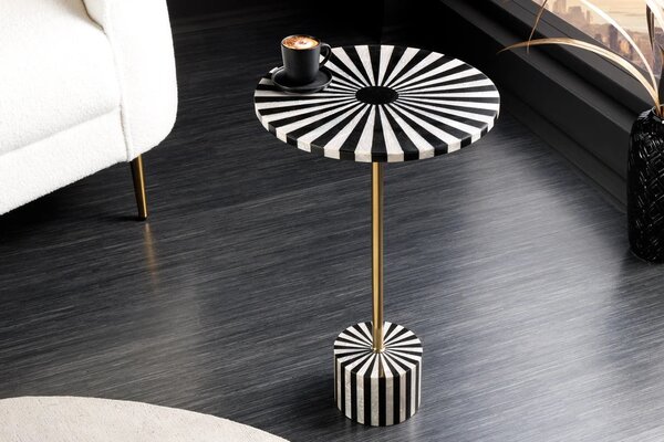 Estila Art deco okrúhly príručný stolík Hypnotique s čiernobielym vykladaním s intarziou a zlatou kovovou tyčou 55 cm