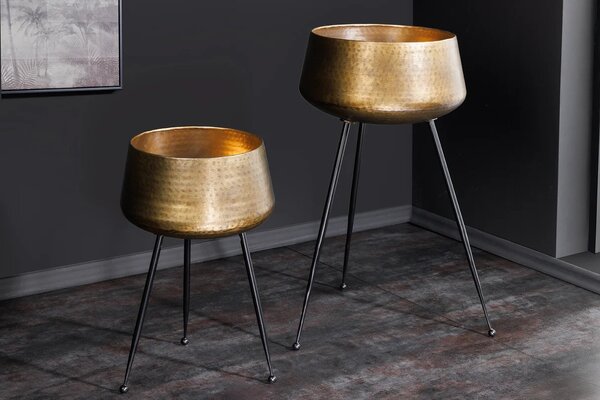 Estila Art deco sada dvoch okrúhlych bronzových kovových kvetináčov Orbit na vysokých čiernych nožičkách s guľovitým zakončením 63 cm