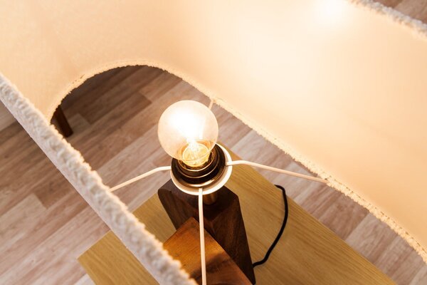 Estila Dizajnová vidiecka stolná lampa Amanti s asymetrickou podstavou z masívneho dreva a bielym buklé tienidlom 61 cm