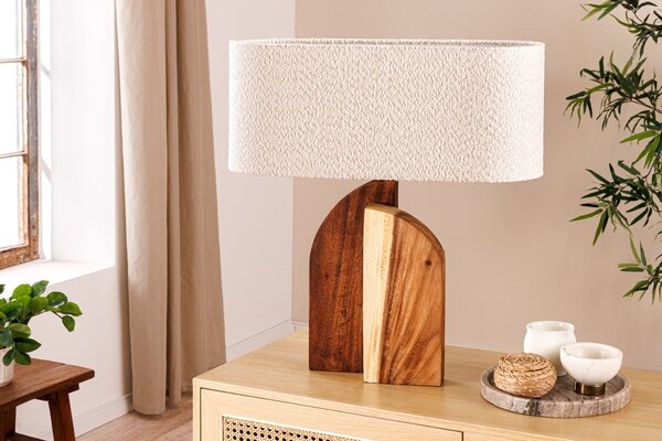 Estila Dizajnová vidiecka stolná lampa Amanti s asymetrickou podstavou z masívneho dreva a bielym buklé tienidlom 61 cm