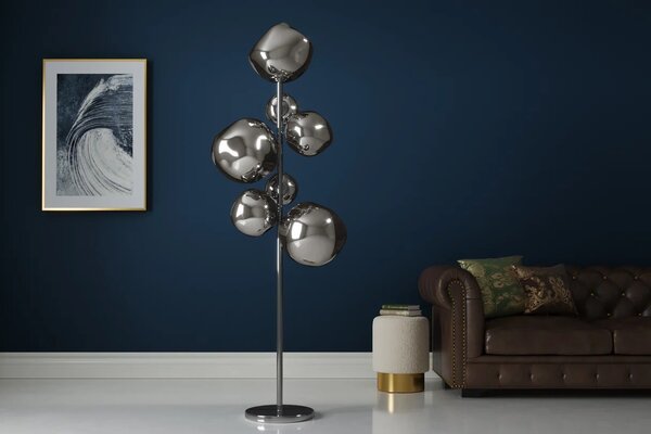 Estila Glamour čierna stojaca lampa Kalan so siedmimi sklenenými tienidlami v tvare kvapiek a okrúhlou kovovou podstavou 168 cm