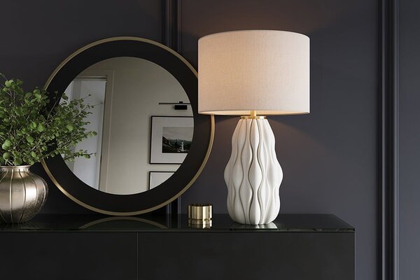 Estila Dizajnová moderná stolná lampa Davey s keramickou podstavou so zvlneným vzorom a textilným tienidlom v bielej farbe 65 cm