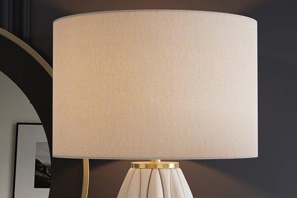 Estila Dizajnová moderná stolná lampa Davey s keramickou podstavou so zvlneným vzorom a textilným tienidlom v bielej farbe 65 cm