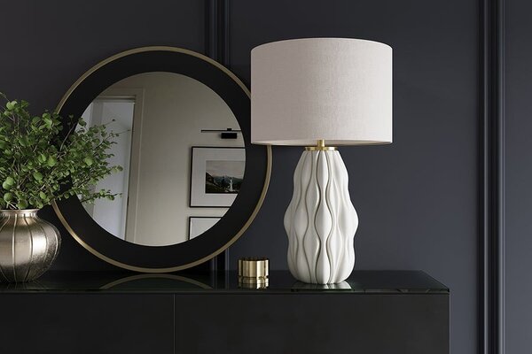 Estila Dizajnová moderná stolná lampa Davey s keramickou podstavou so zvlneným vzorom a textilným tienidlom v bielej farbe 65 cm