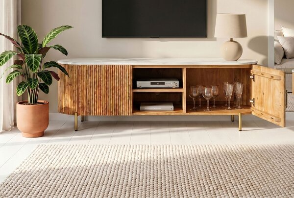 Estila Art deco hnedý oválny TV stolík Celestia z mangového dreva s bielou mramorovou doskou so zlatými úchytkami 140 cm