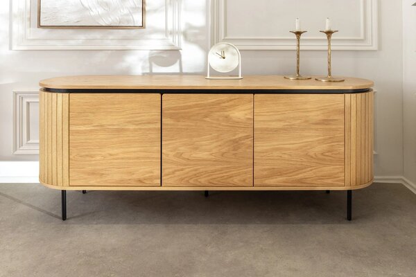 Estila Dizajnový art deco oválny príborník Maderia v dubovej hnedej farbe s tromi hladkými dvierkami a drážkovaným reliéfom 160 cm