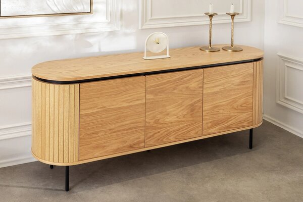 Estila Dizajnový art deco oválny príborník Maderia v dubovej hnedej farbe s tromi hladkými dvierkami a drážkovaným reliéfom 160 cm