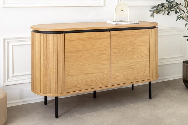 Estila Moderný art deco oválny príborník Maderia s dvomi dvierkami a lamelovým reliéfom v prírodnom hnedom dubovom prevedení 120 cm