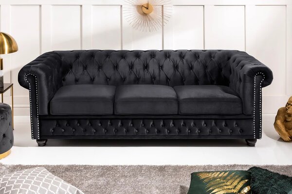 Estila Dizajnová zamatová čierna trojmiestna sedačka Maya s chesterfield prešívaním s okrúhlymi čiernymi nožičkami 205 cm