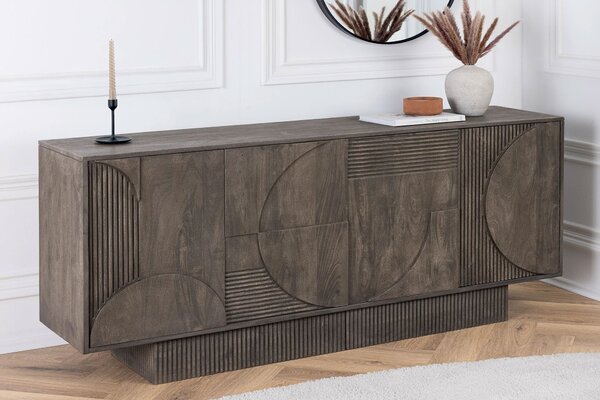 Estila Moderný art deco príborník Sonia so štyrmi dvierkami s geometrickým zdobením z masívneho mangového dreva v sivej farbe 170 cm