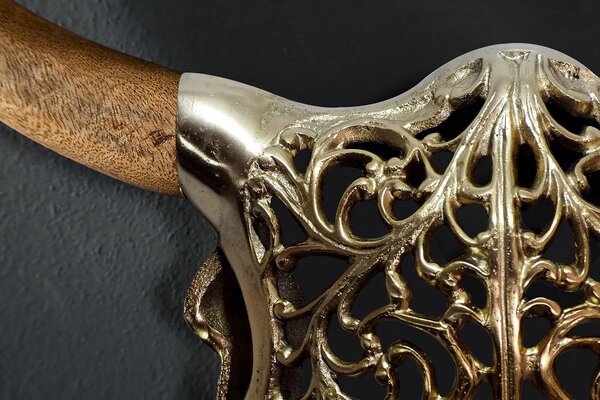 Estila Dizajnová moderná zlatá nástenná dekorácia Bull v tvare býčej lebky s ornamentálnym zdobením a hnedými drevenými rohmi 60 cm