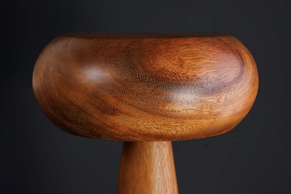 Estila Dizajnová okrúhla masívna stolná lampa Fungi z akáciového dreva v hnedej farbe s oblým tienidlom a kužeľovou podstavou 37 cm