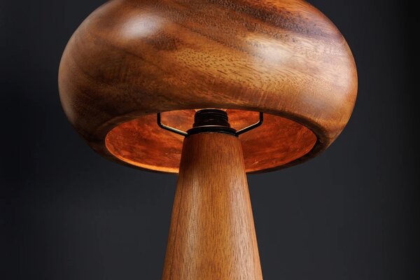 Estila Dizajnová okrúhla masívna stolná lampa Fungi z akáciového dreva v hnedej farbe s oblým tienidlom a kužeľovou podstavou 37 cm