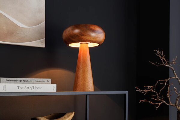 Estila Dizajnová okrúhla masívna stolná lampa Fungi z akáciového dreva v hnedej farbe s oblým tienidlom a kužeľovou podstavou 37 cm