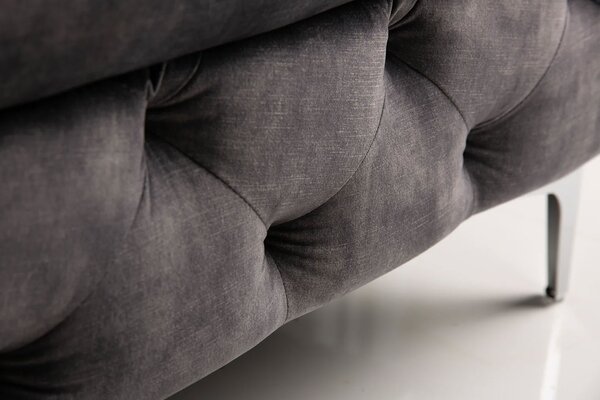 Estila Luxusná glamour taburetka Modern Barock so sivým zamatovým poťahom s chesterfield prešívaním so striebornými nožičkami 92 cm