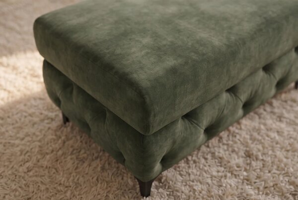 Estila Moderná glamour obdĺžniková taburetka Modern Barock so zeleným zamatovým poťahom a chesterfield prešívaním na nožičkách 95 cm