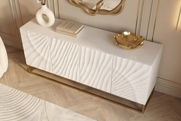 Estila Moderný štvordverový art-deco príborník Cumbria z bieleho mangového dreva s 3D dekorom vĺn a zlatou kovovou podstavou 180 cm