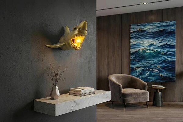 Estila Moderná glamour nástenná lampa Tierra Glam v tvare žraloka s otvorenými čeľusťami v zlatom prevedení 23 cm