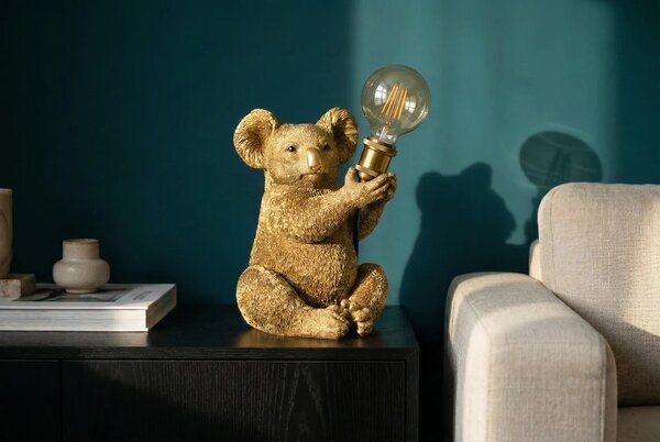 Estila Dizajnová glamour stolná lampa Tierra Glam v zlatej farbe v podobe sediacej koaly držiacej okrúhle sklenené tienidlo 34 cm