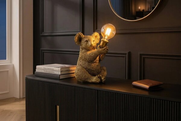 Estila Dizajnová glamour stolná lampa Tierra Glam v zlatej farbe v podobe sediacej koaly držiacej okrúhle sklenené tienidlo 34 cm