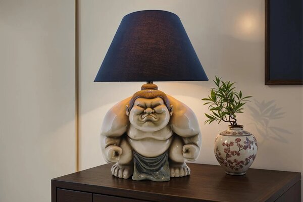 Estila Dizajnová stolná lampa Pop Atelier s čiernym tienidlom a figúrou sumo bojovníka v hnedej a béžovej farbe v pop art štýle 49 cm