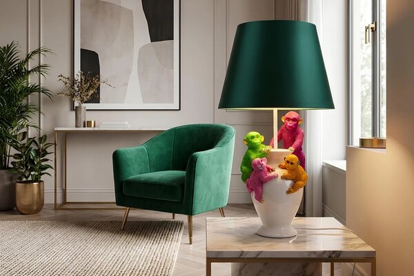 Estila Dizajnová stolná lampa Tierra Glam so zeleným textilným tienidlom a bielou podstavou s farebnými figúrami opíc 55 cm