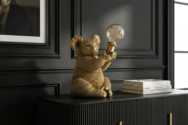 Estila Dizajnová glamour stolná lampa Tierra Glam v zlatej farbe v podobe sediacej koaly držiacej okrúhle sklenené tienidlo 34 cm