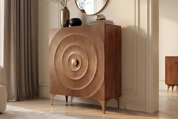Estila Moderná etno barová skrinka Cumbria z masívneho mangového dreva v prírodnej hnedej farbe so zlatými kovovými detailmi 120 cm