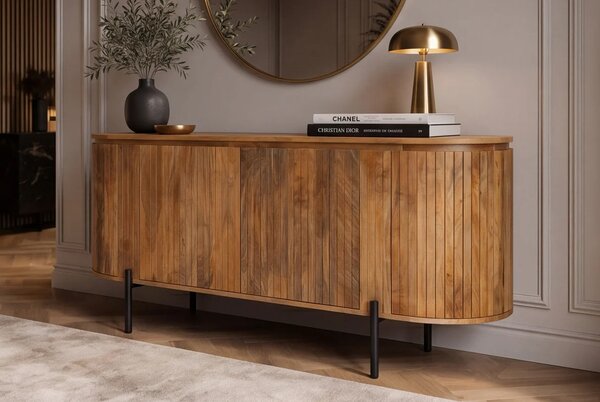 Estila Moderný art deco oválny štvordverový príborník Gatsby z mangového dreva v prírodnej hnedej farbe s lamelovým dekorom 160 cm