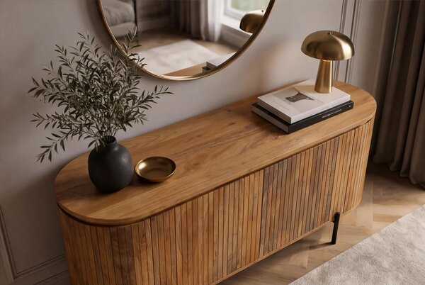 Estila Moderný art deco oválny štvordverový príborník Gatsby z mangového dreva v prírodnej hnedej farbe s lamelovým dekorom 160 cm