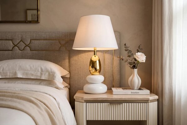 Estila Glamour stolná lampa Caillou s dizajnom okruhliakov v bielej farbe so zlatým detailom s polohovateľným tienidlom 45 cm