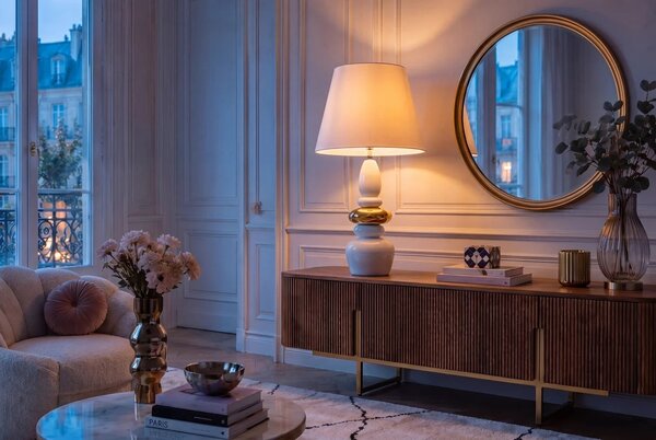 Estila Moderná art deco biela stolná lampa Caillou so zlatým detailom s dizajnom naskladaných kameňov a polohovateľným tienidlom 68 cm