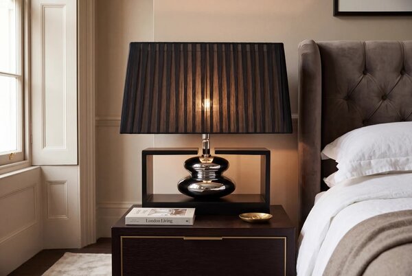 Estila Art deco stolná lampa Galla s polohovateľným organzovým tienidlom a dizajnovou nohou v čiernej a striebornej farbe 35 cm