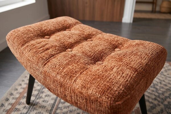 Estila Dizajnová škandinávska taburetka Scandinavia so ženilkovým poťahom v hrdzavej hnedej farbe s čiernymi nohami z kovu 60 cm