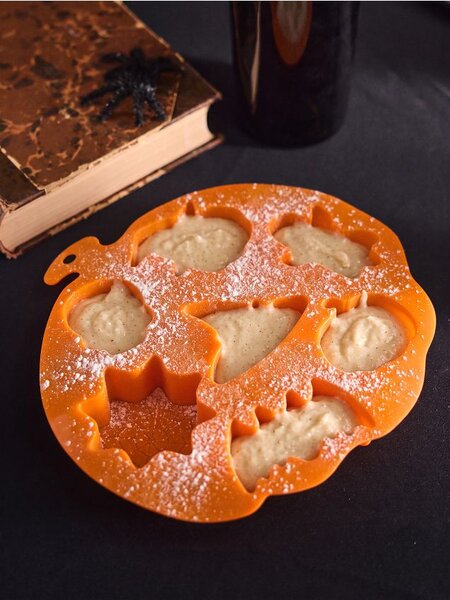 Sinsay - Silikónová forma na pečenie s halloweenskym motívom - oranžová