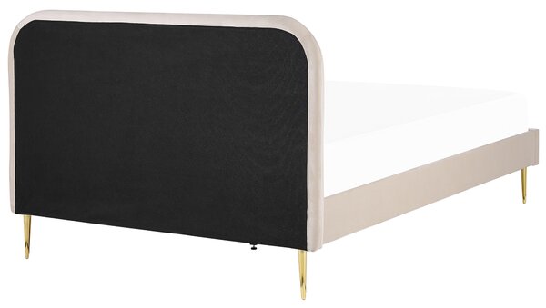 Posteľ béžová čalúnená zamatová 140 x 200 cm čalúnené čelo zlaté nohy lamelový rošt minimalistický dizajn