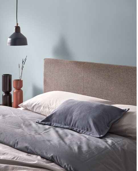 Sivá čalúnená dvojlôžková posteľ s úložným priestorom s roštom 180x200 cm Nahiri – Kave Home