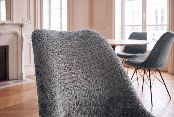 Dizajnová retro jedálenská stolička Scandinavia so sivým ženilkovým poťahom a čiernymi kovovými nohami 50 cm