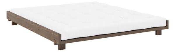 Hnedá dvojlôžková posteľ z borovicového dreva s roštom 180x200 cm Social – Karup Design