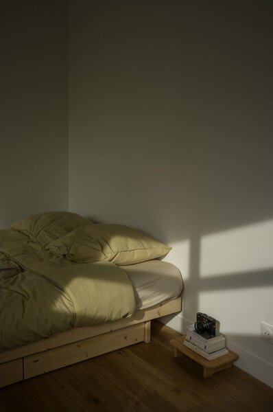 Jednolôžková posteľ z borovicového dreva s úložným priestorom s roštom 90x200 cm v prírodnej farbe Kanso – Karup Design