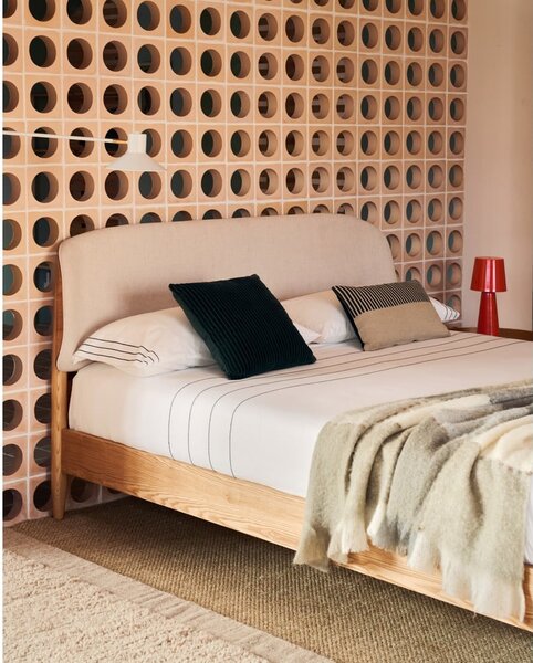 Dvojlôžková posteľ z jaseňového dreva s roštom v béžovo-prírodnej farbe 180x200 cm Octavia – Kave Home