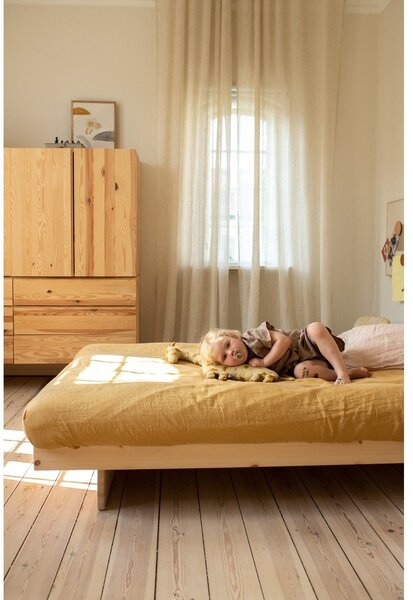 Dvojlôžková posteľ z borovicového dreva 180x200 cm – Karup Design